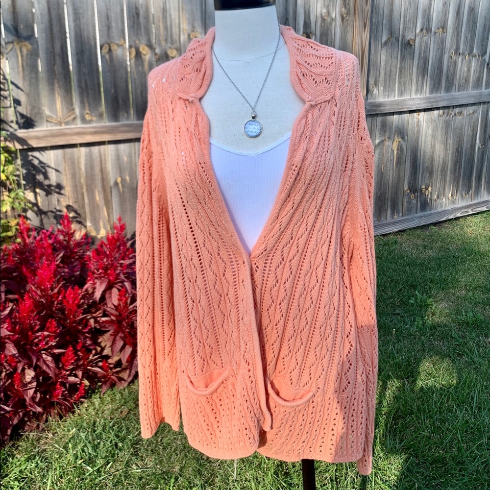 VINTAGE HANDMADE KNIT CARDIGAN WITH SCALLOPED NECKLINE. EXCELLENT CONDITION